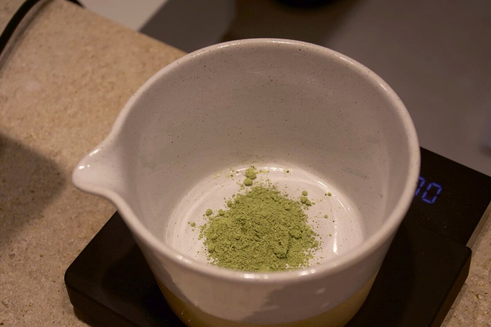Matcha en polvo en un bol sobre la báscula