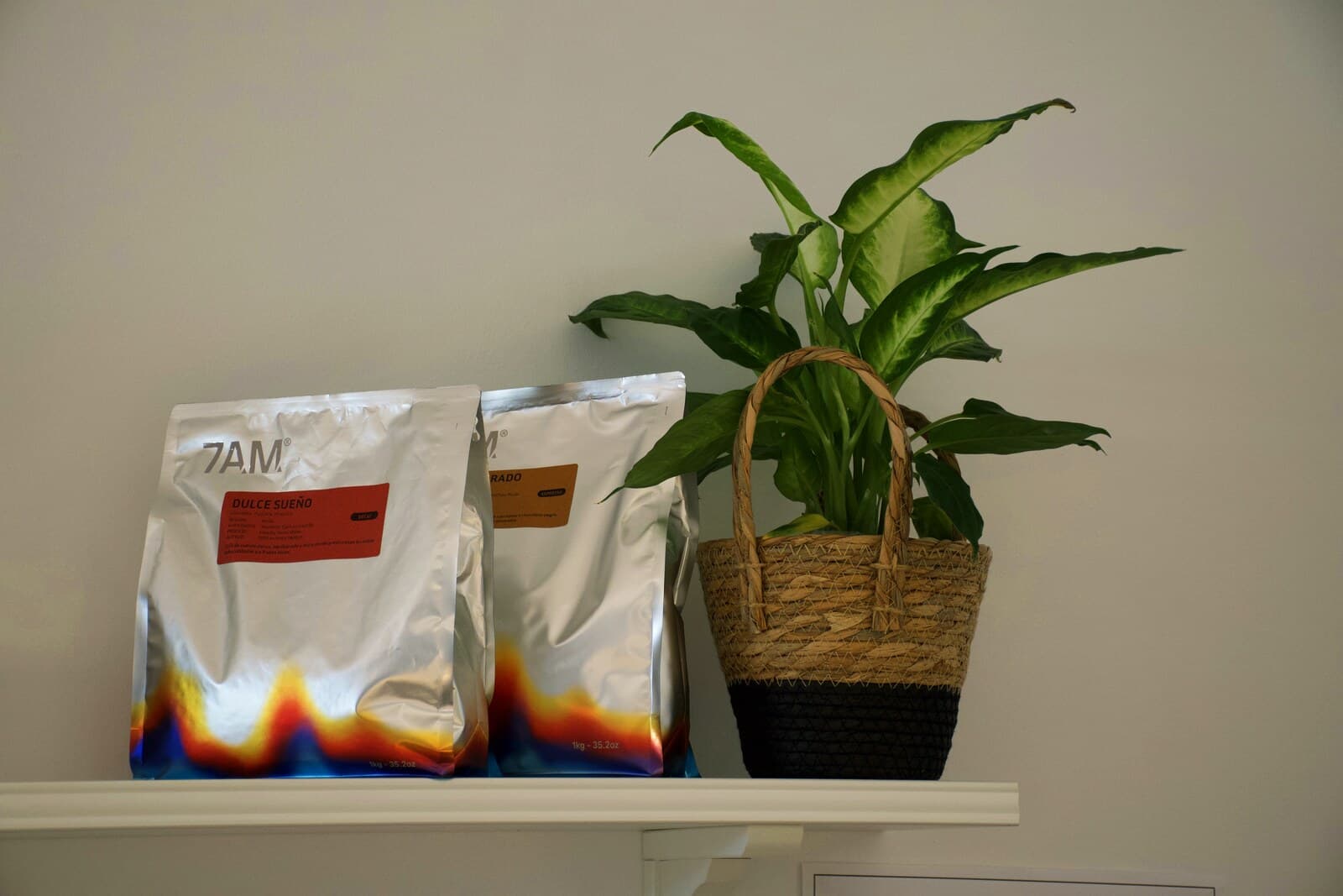 Bolsas de café de 7AM Roaster en la estantería, junto a una planta