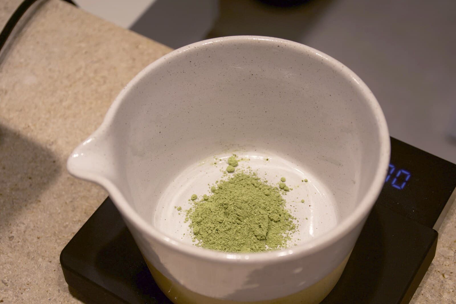 Matcha en polvo en un bol sobre la báscula