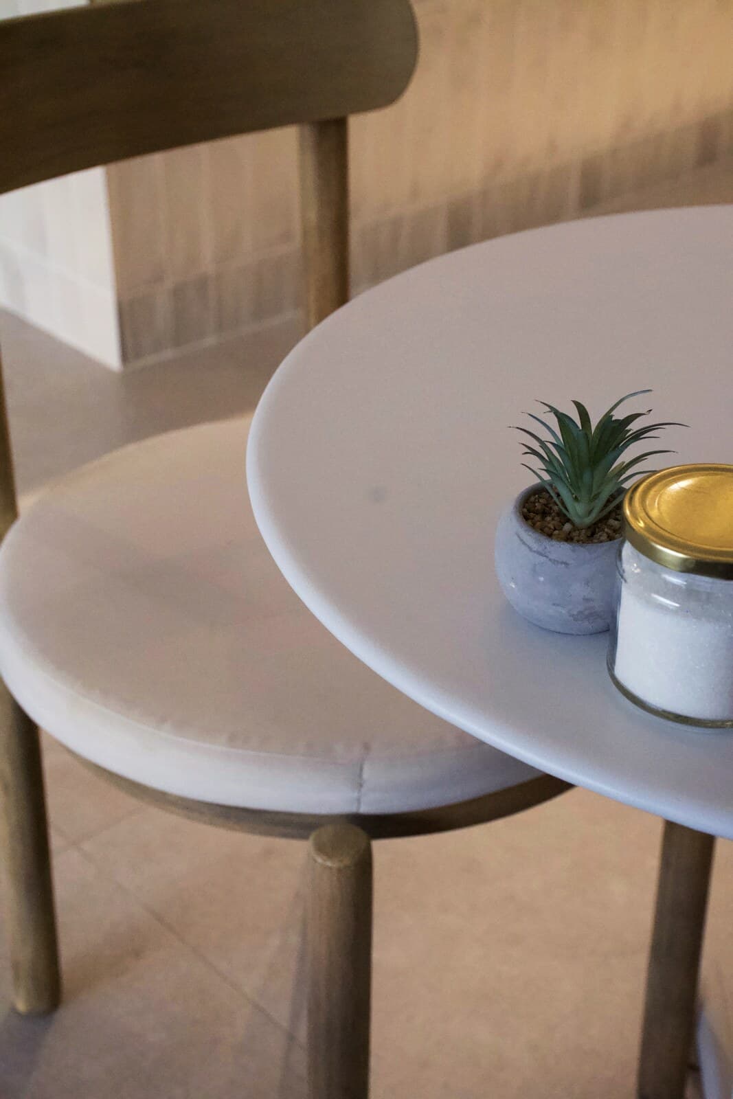 Mesa blanca de la terraza con una pequeña suculenta